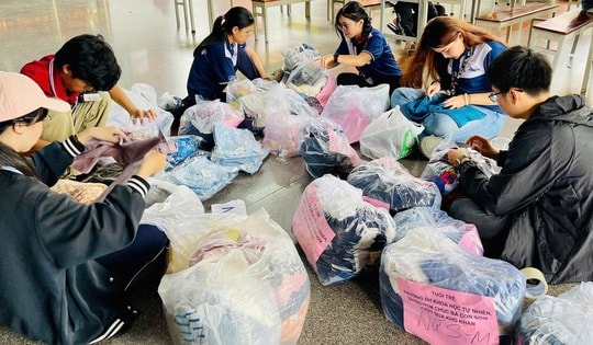 Trường đại học tiếp sức sinh viên và đồng bào sau lũ