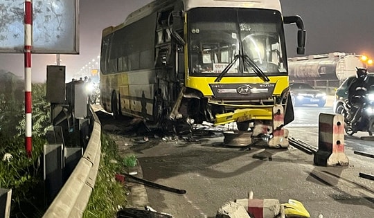 Xe giường nằm nổ lốp, lao vào làn xe máy khiến hai bố con tử vong trên cầu Thanh Trì