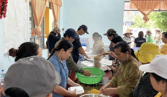 Mang bếp lửa vào ‘tâm lũ’, trao những hộp cơm nóng đến bà con vùng ngập