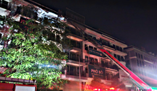 Giải cứu 5 người mắc kẹt trong vụ cháy nhà 5 tầng tại Hà Nội