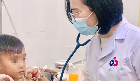 Bé trai người Lào hồi phục kỳ diệu sau một tuần điều trị hội chứng thận hư tại Nghệ An