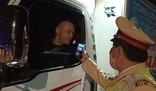 Ngày 23/11, cả nước phát hiện gần 2.500 trường hợp vi phạm nồng độ cồn