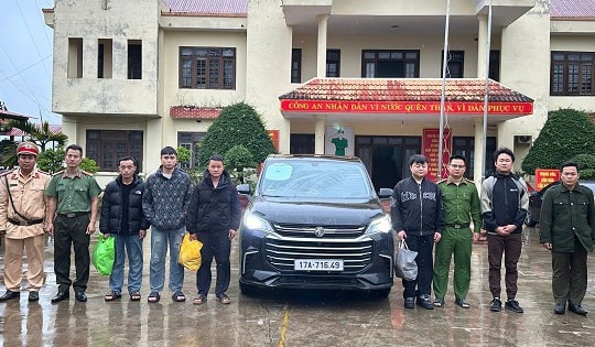 Ô tô chở 5 người Trung Quốc nghi nhập cảnh trái phép vào Việt Nam