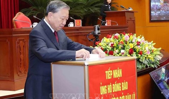 Tổng Bí thư Tô Lâm và các đại biểu ủng hộ đồng bào bão lũ