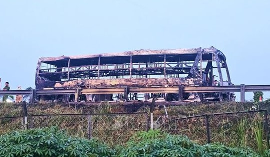 Xe giường nằm bốc cháy trên cao tốc TP Hồ Chí Minh - Trung Lương