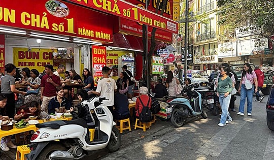 Tràn lan vi phạm trật tự đô thị tại 3 'phường kiểu mẫu' của Hà Nội