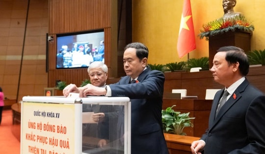 Quốc hội tưởng niệm người tử vong do thiên tai, lũ lụt và quyên góp ủng hộ khắc phục hậu quả thiên tai