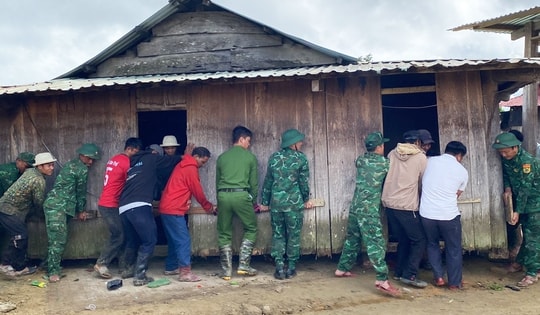 Biên phòng hóa 'thần đèn', di dời hàng chục ngôi nhà ra khỏi vùng sạt lở
