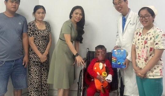 Bé trai ở Tây Ninh bị cha đổ xăng phóng hoả đã khoẻ lại