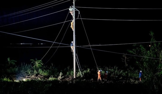 Sau ngập lụt, hơn 1,1 triệu khách hàng miền Trung - Tây Nguyên được cấp điện trở lại