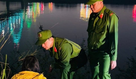 Hà Nội: Giải cứu một phụ nữ có ý định tự tử ở cầu Nhật Tân