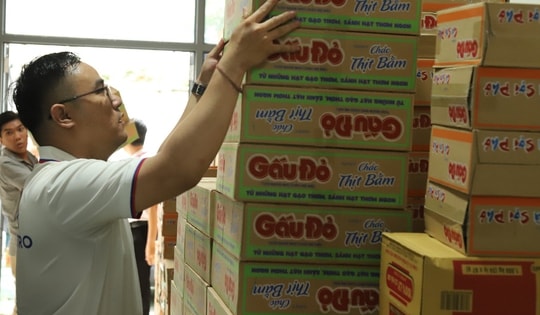 TPHCM đã chuyển 1.276 tấn nhu yếu phẩm tới bà con vùng lũ