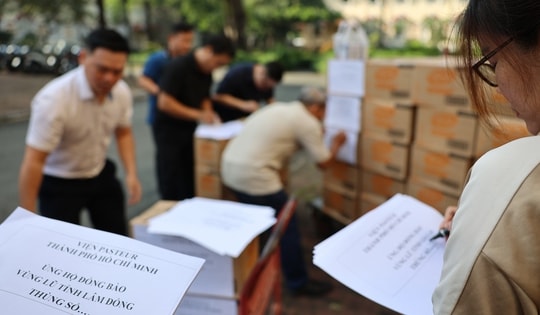 Nhiều đoàn công tác của Bộ Y tế hỗ trợ các tỉnh miền Trung, Tây Nguyên ứng phó, khắc phục mưa lũ