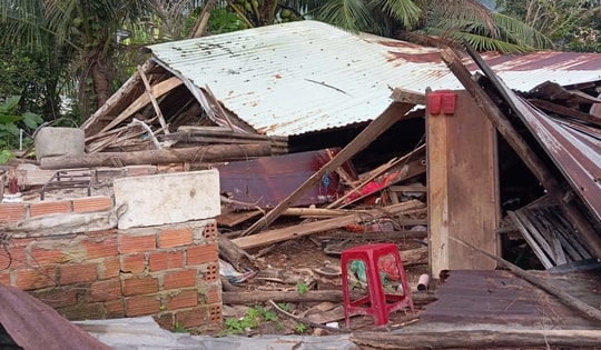 Hai vợ chồng bồng con chạy lũ, khi trở về ngôi nhà chỉ còn đống đổ nát