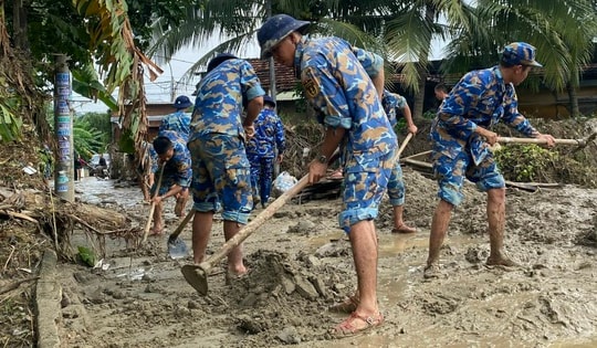 Bộ đội Hải quân dọn bùn đất, hỗ trợ người dân tái thiết đời sống