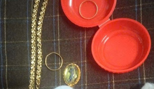 Phát hiện nhiều trang sức bằng vàng trong lúc phân loại áo quần hỗ trợ người dân vùng lũ