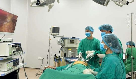 Người phụ nữ 66 tuổi thủng đại tràng vì ngậm tăm khi ngủ