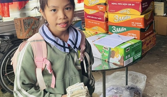 Xúc động hình ảnh cô bé mang xấp tiền lẻ gửi ủng hộ bà con vùng lũ