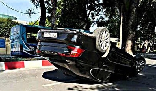 Ô tô mất lái, ngửa bụng trên phố Hà Nội