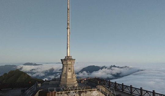 Băng giá phủ trắng đỉnh Fansipan