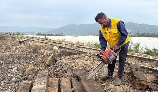 Thông tuyến đường sắt Bắc - Nam sau ảnh hưởng mưa lũ tại Nam Trung Bộ