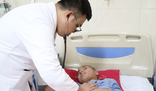 Cứu sống bệnh nhân 17 tuổi hôn mê do u não hiếm gặp tại Bệnh viện K