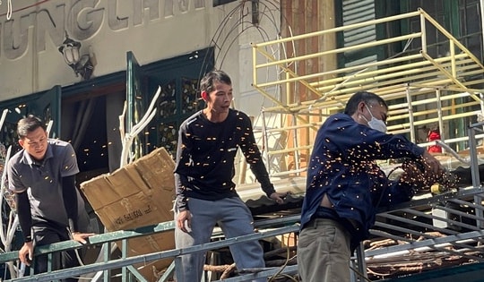 Người dân tất bật tháo dỡ mái che vỉa hè phố Hàng Mã