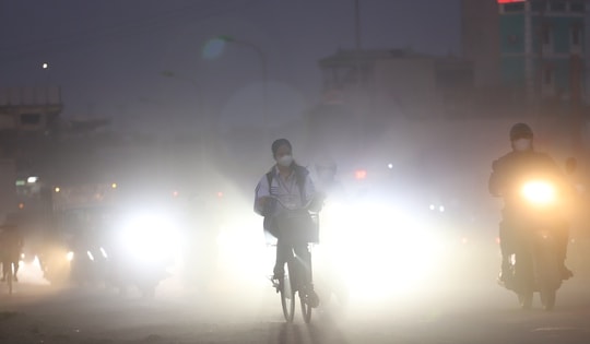 Quốc lộ 6 vẫn bụi mù mịt, người dân ngày đêm ‘chịu trận’