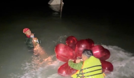 Cứu 2 ngư dân gặp nạn ngoài biển lúc rạng sáng