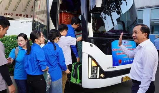 Gần 100 bác sĩ TPHCM mang theo 2.500 túi thuốc và các thiết bị y tế chi viện cho Đắk Lắk