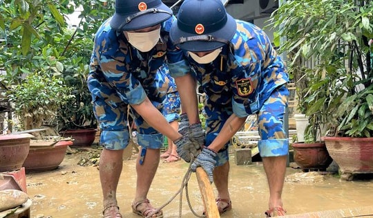 Học viên Hải quân dọn bùn đất giúp người dân vùng lũ