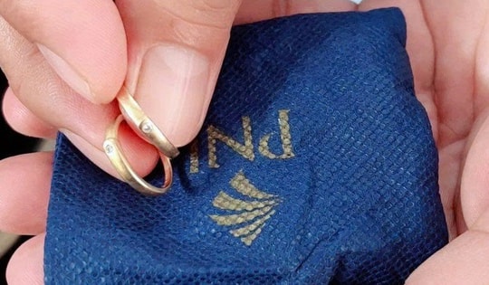 Xếp quần áo chuyển đi cứu trợ, người phụ nữ giật mình vì túi vàng rơi xuống