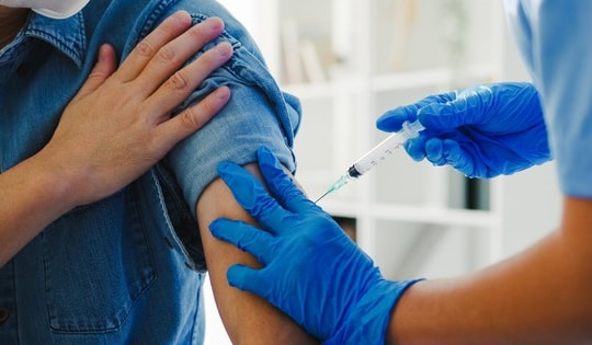 Tiêm chủng chủ động giúp bảo vệ người bệnh tim mạch