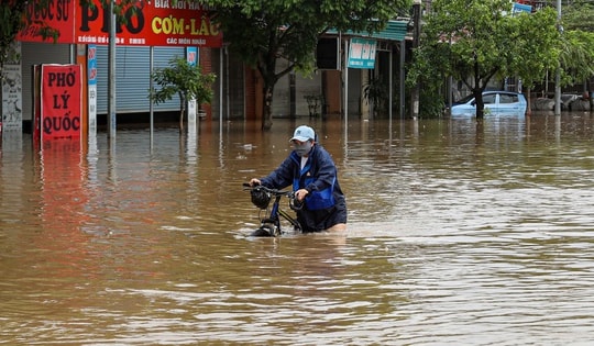 Vì sao mưa bão dồn dập vào cuối năm?