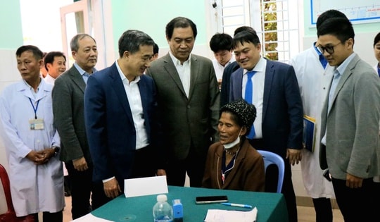 Thứ trưởng Trần Văn Thuấn dự chương trình khám bệnh, cấp phát thuốc miễn phí cho người dân Huế sau lũ