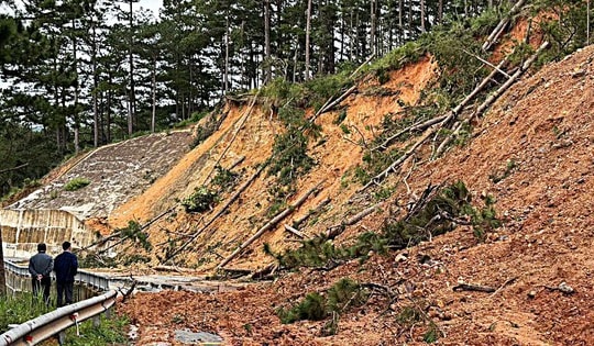 Hạ tầng giao thông 'tổn thương' ra sao sau mưa lũ?