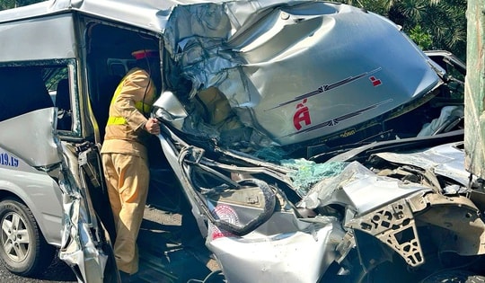 Tai nạn liên hoàn tại Hà Nội: Hành khách mắc kẹt trong ô tô được cứu sống