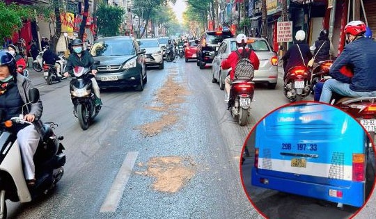 Hà Nội: Xử lý vết dầu loang dài gần 1 km trên đường Khâm Thiên trong giờ cao điểm