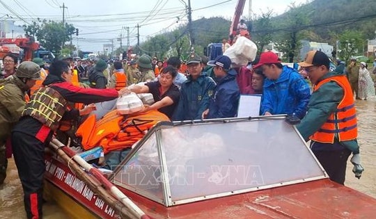 Chi trả gộp 3 tháng lương hưu, trợ cấp BHXH tại 4 tỉnh bị ảnh hưởng nặng nề bởi mưa lũ