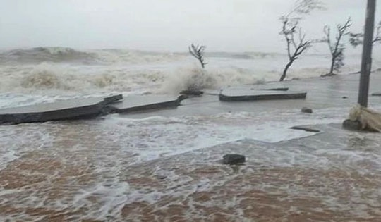 Bão số 15 diễn biến rất khó lường, cơ quan khí tượng đưa ra 2 kịch bản