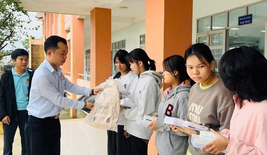 Vừa thoát cảnh cô lập, bệnh viện vùng lũ lập tức hướng về vùng thiên tai