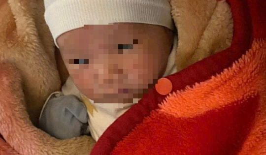 Bé trai sơ sinh bị bỏ rơi trong đêm trước cổng nhà thờ họ