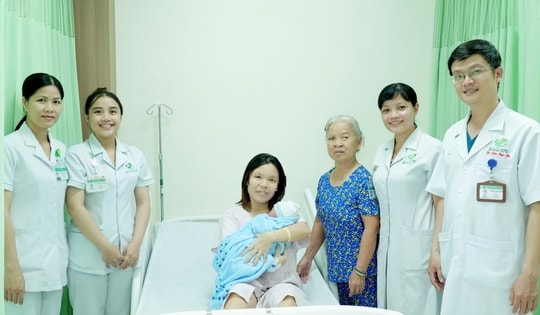 Sản phụ vỡ tử cung tại đường sẹo cũ, thai nhi tràn ra ngoài