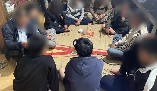 Bắt nhóm 'cờ bạc làng' sau khi uống rượu tại đám cưới 10.000 đồng/ván