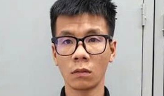 Shipper nhận đơn xong mở túi hàng, thấy iPhone 15 Pro Max rồi mang bán