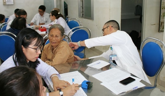 Chuyến xe Sức khỏe - Thương về miền Trung: Ấm tình sẻ chia tại xã Diên Điền