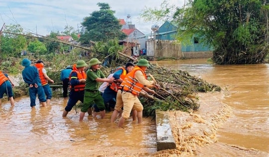 Khẩn cấp triển khai các biện pháp ứng phó với bão số 15