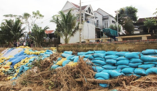 Sạt lở 'đe dọa' hàng trăm hộ dân, Đà Nẵng công bố tình huống khẩn cấp về thiên tai