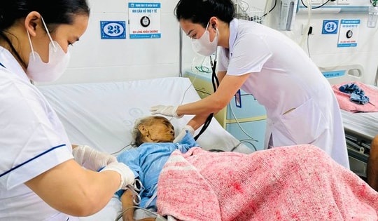 Bộ Y tế: Không để gián đoạn cấp cứu, điều trị cho người dân vùng ảnh hưởng bão số 15