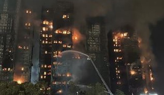 Số người thương vong trong vụ cháy chung cư ở Hong Kong (Trung Quốc) tiếp tục tăng